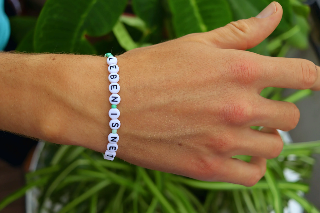 Armband_lebenisnett_weiß-grün_ergebnis.webp